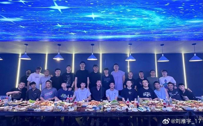 云开体育官网入口-刘雁宇更博晒昔日队友合照：聚也不是开始 散也不是结束！