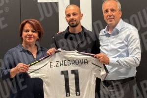 云开体育官网-尤文新援26岁边锋哲格罗瓦签约照流出，手持11号球衣