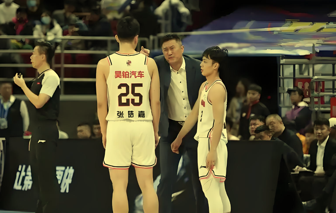 云开体育官网-徐杰杨溢张文逸参与群殴!辽鲁4人禁赛3年前车之鉴,这次该如何处理