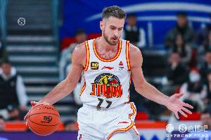 云开体育-迷失欧锦赛！基兹林克8中1&amp;三分5中0 得7分4板2断3帽 正负值-13