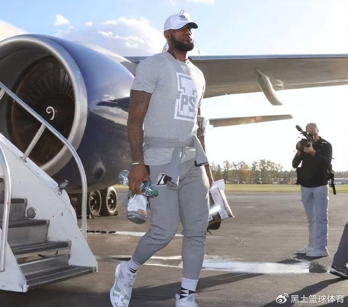 云开体育官网入口-乔丹的飞机，科比的飞机，杜兰特的飞机，没有对比就没有尴尬|科比·布莱恩特|凯文·杜兰特|詹姆斯|NBA|迈克尔·乔丹_新浪体育_新浪新闻