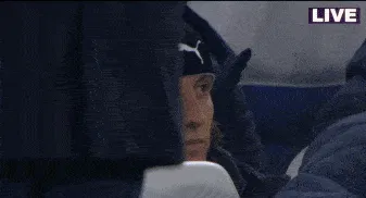 云开体育-故人归来！赛前镜头给到帕福斯替补席上的大卫-路易斯