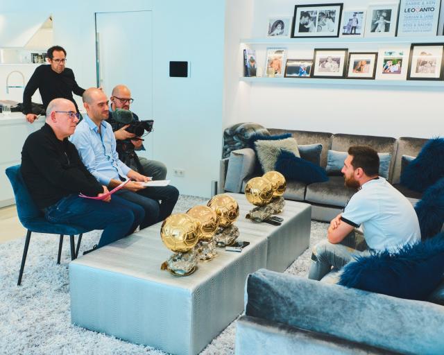 云开体育官网-把第7座金球递到梅西手里 法国记者为何没穿鞋？