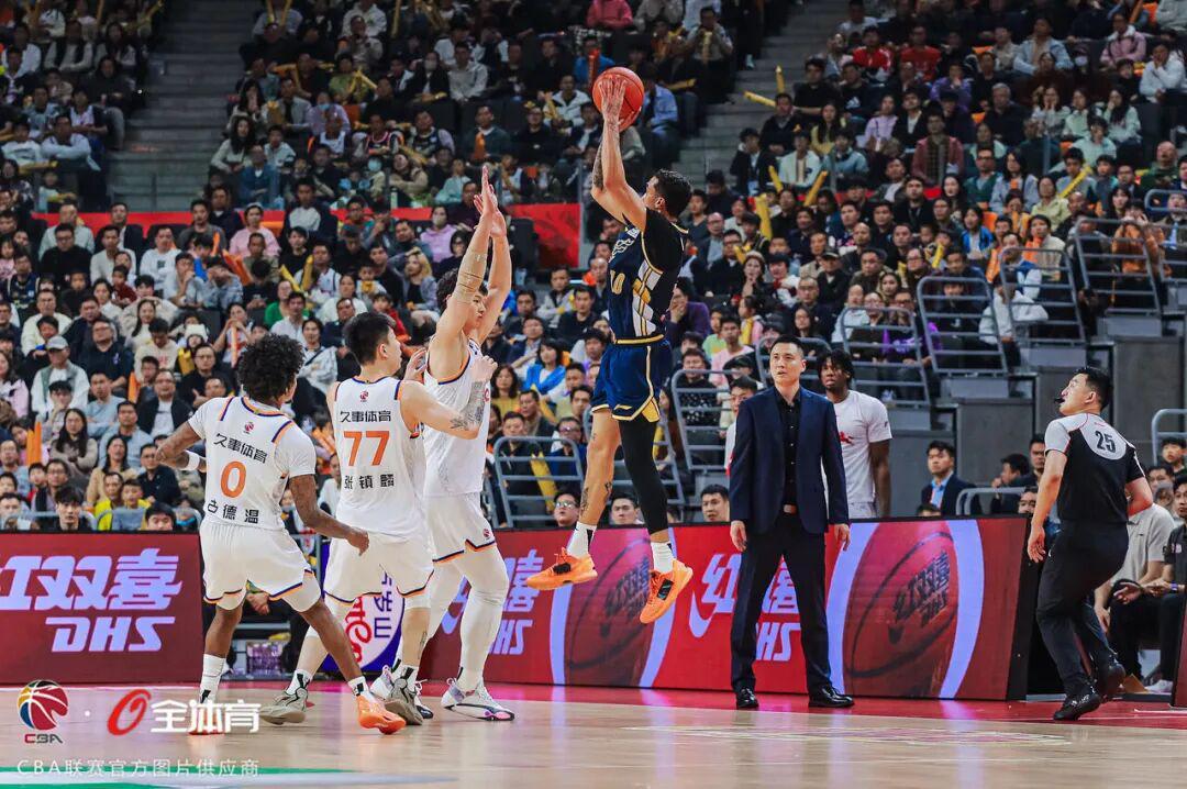 云开体育官网入口-下半场反扑未果,广东主场不敌上海