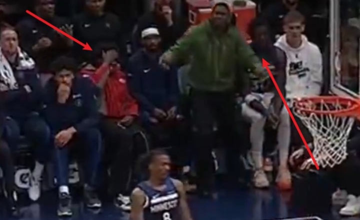 云开体育-戈贝尔筐底放篮不进！场边麦丹无奈捂脸&amp;华子直接站起无语摊手