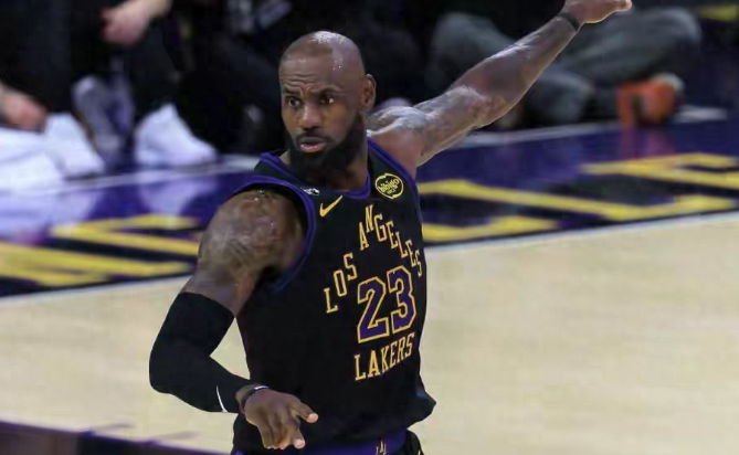 布朗尼爆发！湖人131-107胜爵士，詹姆斯18+4+6+3，八村塁22+10+1